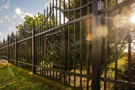 Comment choisir et installer la clôture idéale pour sécuriser votre terrain